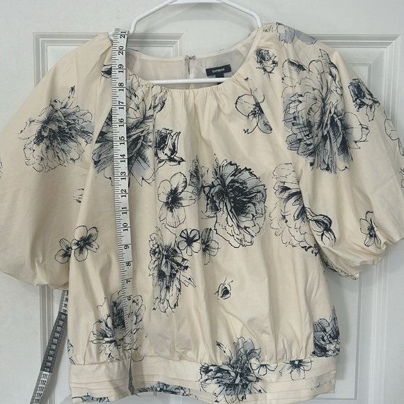 Express Floral Gathered Neck Puff Sleeve Banded Bottom Top size large cream - Picture 6 of 7